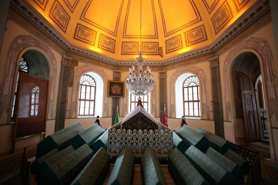 <p>Türbeleri ziyaret edince çok etkilendiğini aktaran Vardar, "Buraya ilk defa geliyorum ve çok memnun kaldım. Çok değişik bir havası var. İnsan görünce etkileniyor. Buraya görmeyenler mutlaka gelip görmeli. Buraları ziyaret ederek tarihimiz ve ecdadımız Osmanlı hakkında bire bir bilgi edinebilirler. Herkesin burayı gezmelerini tavsiye ederim." ifadelerini kullandı.</p>
<p> </p>