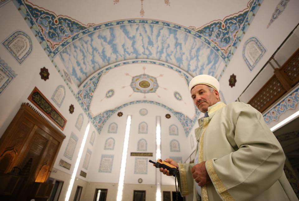 <p><strong>"Almanya'dan bile gelip bizden proje isteyen oldu"</strong></p>
<p>Safa Camisi Yaptırma ve Yaşatma Derneği Başkanı Yakup Köse de Medine ziyaretinde üzeri açılıp kapanan bir cami gördüklerini söyledi.</p>