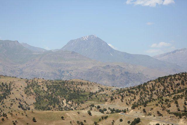 <p>Anadolu Ajansı, terör örgütü PKK’nın en büyük kampının bulunduğu Kuzey Irak’taki Kandil Dağı’nı görüntüledi. Irak ile İran arasında tampon bir bölgede yer alan Kandil Dağı’nda terör örgütü PKK’nın varlığı, örgütün elebaşısı Abdullah Öcalan’ın posterinin bulunduğu alanla başlıyor.</p>

<p> </p>
