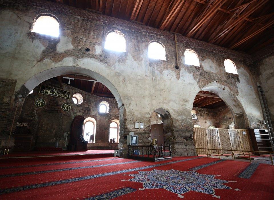 <p>İznik Ayasofya Camii, 16. yüzyılda geçirdiği yangından sonra Kanuni Sultan Süleyman'ın emriyle Mimar Sinan tarafından büyük ölçüde mimarisi de değiştirilerek tamir ve ihya edildi. </p>

<p> </p>
