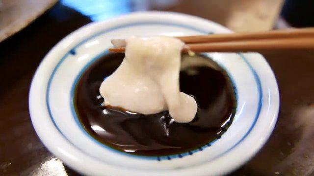 <p>İlginç ve pahalı Japon lezzeti soya sosuyla tüketiliyor. </p>
<p> </p>