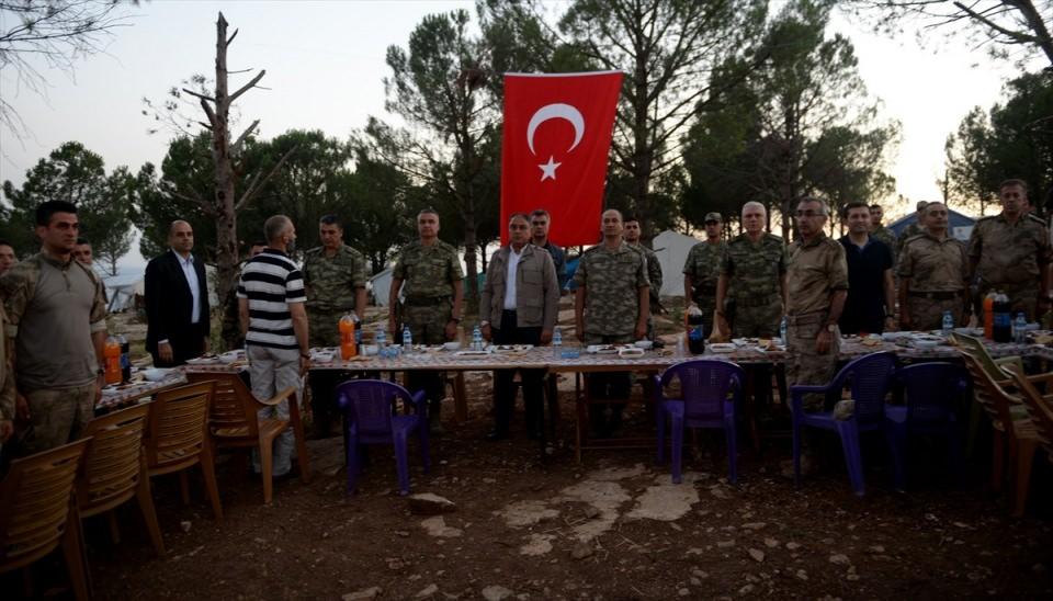 <p>Korgeneral Temel, beraberinde askeri yetkililerle Kilis Valiliğince organize edilen etkinlik kapsamında, Türk Silahlı Kuvvetleri tarafından hudutlar ile bölgede güvenlik ve istikrarı sağlamak, Afrin bölgesinde PKK/KCK/PYD-YPG ve DEAŞ mensuplarını etkisiz hale getirmek, dost ve kardeş bölge halkını terör örgütü üyelerinin baskı ve zulmünden kurtarmak için 20 Ocak’ta başlatılan Zeytin Dalı Harekatı'nda teröristlerden temizlenen Afrin'in kuzeydoğusundaki Burseya Dağı'na geldi.</p>
