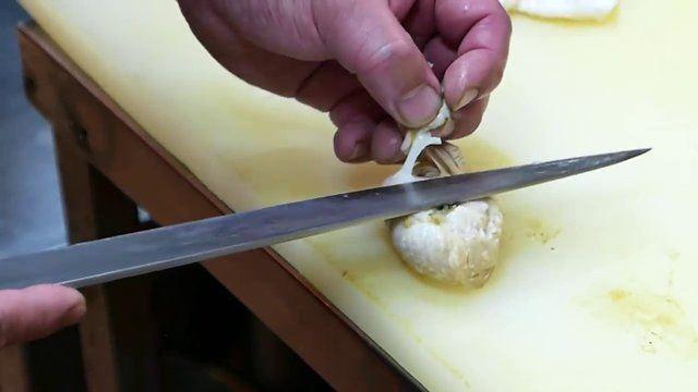 <p>İSTİRİDYE SALATASI DA ÇİĞ TÜKETİLİYOR</p>
<p>Dev istiridyeden yapılabilen son yemek de çiğ tüketiliyor. </p>