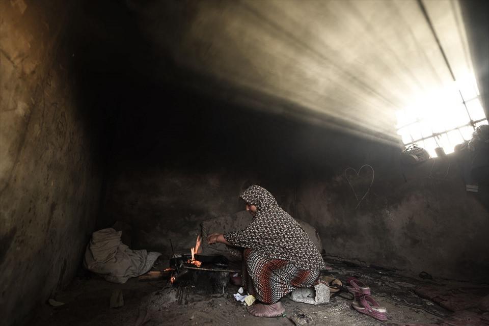 <p>Gaz sıkıntısı nedeniyle de Filistinli kadınlar, topladıkları tahta parçalarını yakarak yemeklerini pişiriyor.</p>
