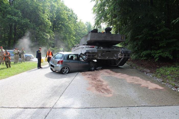 <p>18 yaşındaki İngiliz şoförün aracı Alman tankı altında kalmış, yaklaşık olarak 12 bin euroluk zarara uğramıştı. Dünya genelinde ise birbirinden ilginç tank kazaları yaşanmakta işte o kazalardan bazıları...</p>
