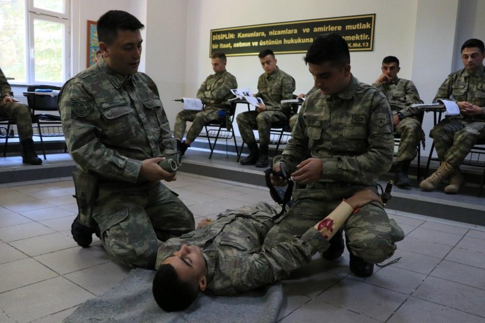 <p>Böylece eğitim verilen askerlere muharebe yeteneklerinin yanı sıra yaralıya sıcak çatışma anında tıbbi müdahalede bulunma yeteneği de kazandırılıyor. </p>
<p> </p>