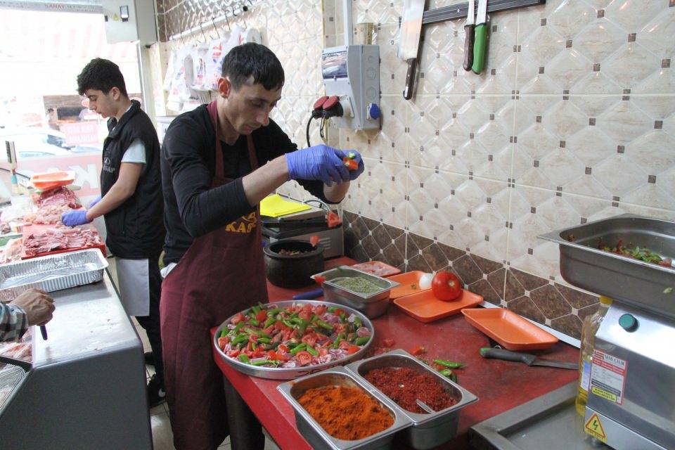<p><strong>"Günde 50 tepsi fırın ağzı siparişi oluyor"</strong></p>

<p>Kentte 15 yıldır kasaplık yapan Sami Bulut, AA muhabirine, ramazan ayı boyunca işlerinin arttığını, vatandaşların kasaplara yoğun ilgi gösterdiğini anlattı.</p>
