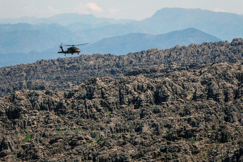 <p>PKK'lı teröristlerin söz konusu bölgelerden Kandil'e çekildiği ve sözde üst düzey yöneticilerinin de bölgeyi terk ettiği öğrenildi. </p>
<p> </p>