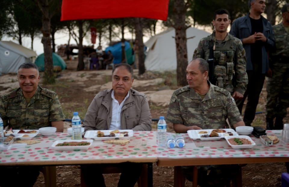 <p>Buradaki üs noktasında görevli askeri personel tarafından karşılanan Korgeneral Temel, bir süre sohbet ettiği Mehmetçik ile iftar saatini bekledi.</p>

<p> </p>
