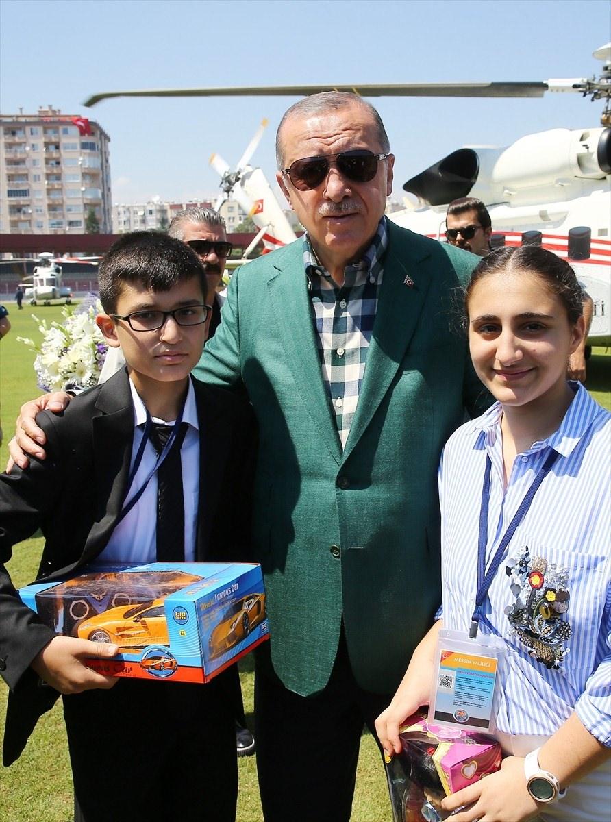 <p>Erdoğan, çocuklara hediye verdi.</p>
