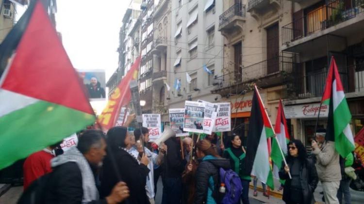 <p>Öte yandan Arjantin'in başkenti Buenos Aires'te de İsrail - Arjantin maçına tepkiler var. </p>