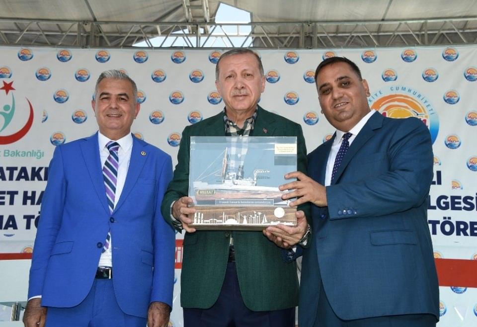 <p>Cumhurbaşkanı Recep Tayyip Erdoğan, Mersin’in Tarsus ilçesinde Kazanlı Turizm Bölgesi ve 600 Yataklı Tarsus Devlet Hastanesinin Temel Atma Töreni’ne katıldı. </p>

<p> </p>
