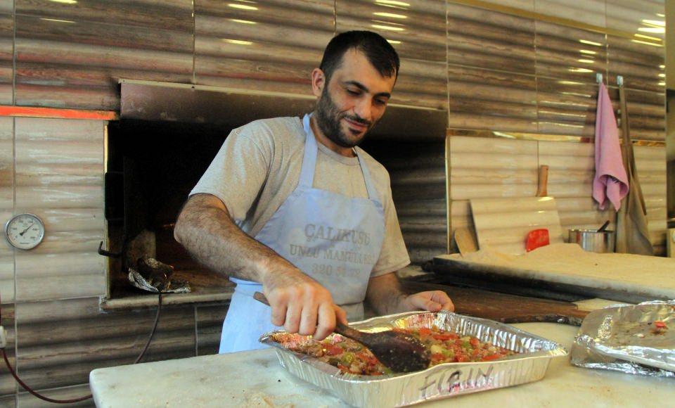 <p><strong>"Kayseri'de ramazanda en çok tercih edilen yemek fırın ağzıdır"</strong></p>

<p>Vatandaşlardan Öner Dayıoğlu da saatler öncesinden kasaba geldiğini belirterek, "Kayseri'de en çok tercih edilen yemeklerin arasında fırın ağzı gelir. Yemesi güzel ve lezzetlidir. Hanımlar fazla uğraşmıyor. Her şey kasaplarda hazırlanıyor, fırına getirilip pişiriliyor. Fırın ağzı çok güzel bir yemek.</p>
