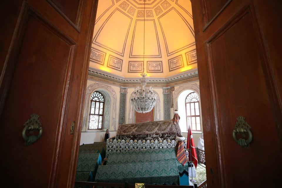<p>Bursa'nın Tophane semtinde, kentin önemli tarihi yapılarından olan, Osmanlı Devletinin kurucusu Osman Gazi ve oğlu Orhan Gazi'nin türbelerine, ramazan ayında yoğun ziyaretçi geliyor.</p>
