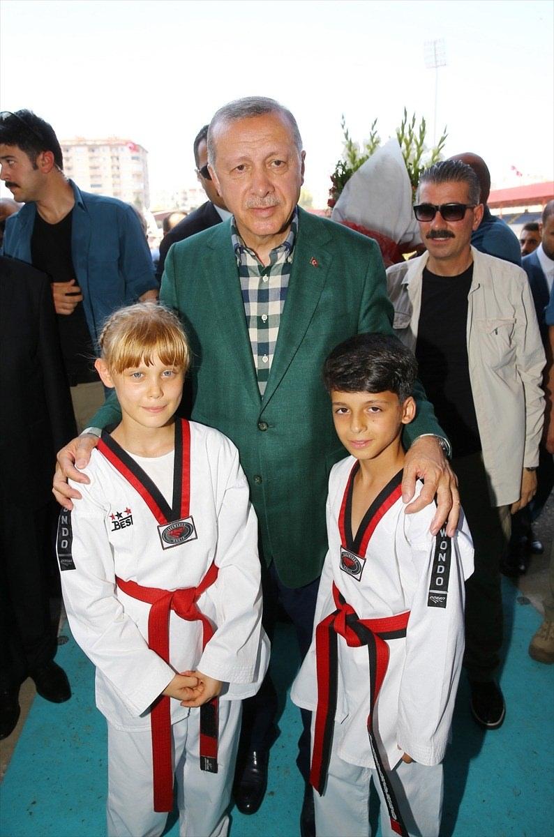 <p>Erdoğan, kendisini karşılayanlar arasında yer alan çocuklara fotoğraf çektirdi.</p>

<p> </p>
