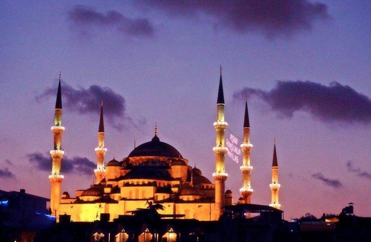 <p><strong>NASIL DUA EDELİM?</strong></p>

<p>Hz. Âişe vâlidemiz, Peygamber Efendimiz'e: "-Ey Allâh'ın Rasûlü! Kadir Gecesi'nin ne zaman olduğunu bilecek olursam, o gece nasıl duâ edeyim?" diye sormuştu. Rasûlullah (s.a.v): " 'Allâh'ım! Sen çok affedicisin, affetmeyi seversin. Beni de affet' diye duâ et!" buyurdu. (Tirmizî, Deavât, 84).</p>
