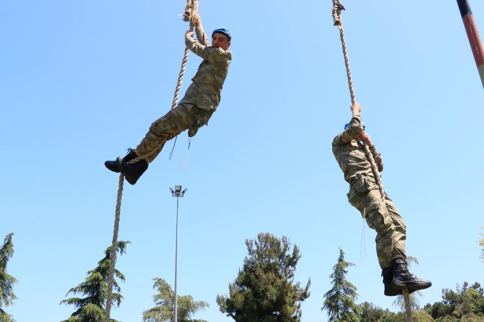 <p>Çatışma anında yaralının bulunduğu alana sağlık personelinin girmesinin uzun sürmesi, geçen sürede yaşam kayıplarının önüne geçilmesi amacıyla eğitimlerde "muharebe veya operasyonel cankurtaranı komando sağlıkçılar" yetiştiriliyor.</p>
<p> </p>