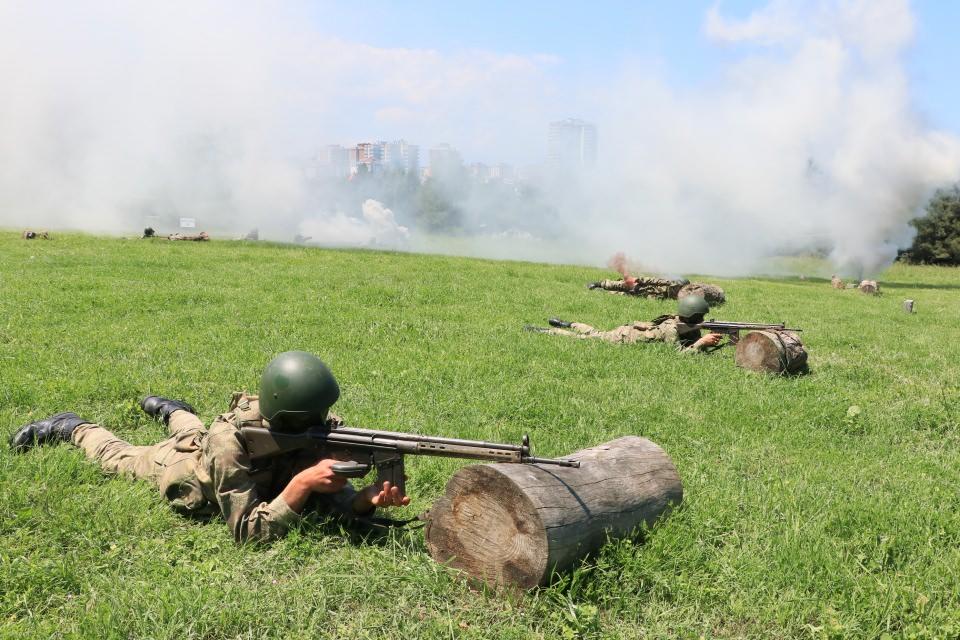 <p>Bu kapsamda tabip, diş tabibi, eczacı ile sağlık sınıfı diğer muvazzaf ve sözleşmeli subayların yanı sıra askerlik hizmetini yerine getirmek için silah altına alınan tabip, diş tabibi, eczacı, psikolojik danışman, rehberlik, sağlık idaresi gibi branşlardaki sağlık sınıfı asteğmen adaylarına da eğitim verildiğini belirten Üstün, ayrıca üniversitelerin ilgili bölümlerinden mezun olarak TSK'nın ihtiyacı oranında temin edilen ambulans ve acil bakım ile tıbbi laboratuvar teknikeri ve benzeri branşlardaki sağlık astsubaylarına ilk yardım, ambulans şoförü gibi branşlar için sağlanan sıhhiye uzman erbaşlara da temel kurslar verildiğini anlattı.</p>

<p> </p>
