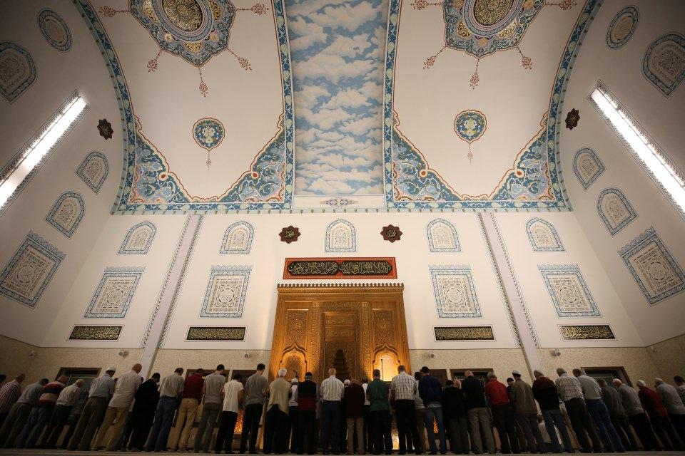 <p>Bursa'da 2011 yılında inşaatına başlanan ve 3 yıl içinde tamamlanan, açılıp kapanan kubbeye sahip Safa Camisi, özellikle sıcak ramazan gecelerinde teravih namazlarında vatandaşlardan yoğun ilgi görüyor.</p>
