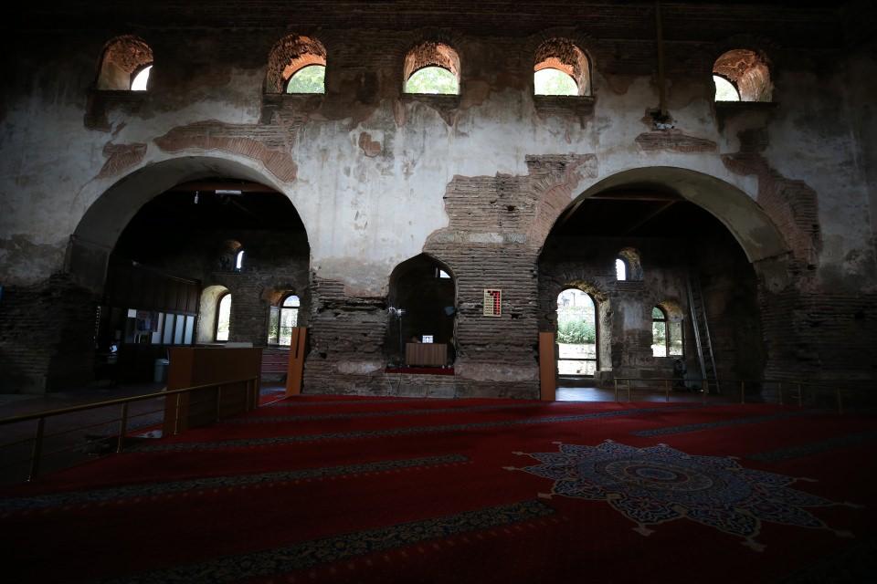 <p>Burasının fetih camisi olması münasebetiyle de çok kişi ziyarete geliyor. Ramazan dolayısıyla diğer il ve ilçelerden buraya gelip de ibadete katılıyorlar. Bundan dolayı sevinçliyiz. Ülkemizin her bir bölgesinden insanlar burayı ziyaret ediyor." </p>
