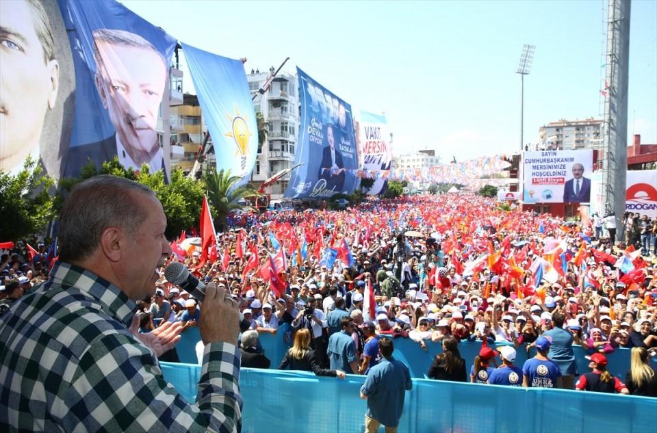 <p>Cumhurbaşkanı ve AK Parti Genel Başkanı Recep Tayyip Erdoğan, partisinin Mersin Tevfik Sırrı Gür Stadyumu'nda düzenlediği mitinge katılarak vatandaşları selamladı.</p>

<p> </p>
