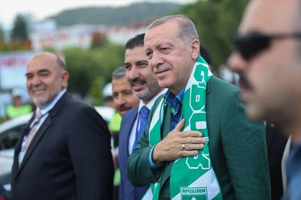 <p>Cumhurbaşkanı ve AK Parti Genel Başkanı Recep Tayyip Erdoğan, Muğla Menteşe Açık Hava Oto Pazarında düzenlenen mitinge katılmak üzere helikopterle geldiği Muğla Stadı çevresindeki vatandaşları selamladı.</p>

<p> </p>
