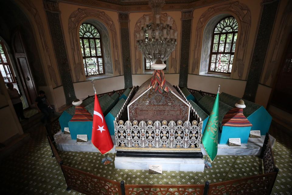 <p>Kare planlı olan türbe 4 sütun üzerine oturan küçük bir kubbe ile örtülü olup içinde 21 sanduka bulunuyor. Türbenin ortasında yer alan Orhan Gazi'nin sandukasının üstünde, kadife kumaş üzerine gümüş simle işlenmiş örtü yer alıyor. Türbede ayrıca Orhan Gazi'nin eşi Nilüfer Hatun, Cem Sultan'ın oğlu Abdullah ve II. Bayezid'in oğlu Şehzade Korkut'a ait sandukalar da bulunuyor.</p>
<p> </p>