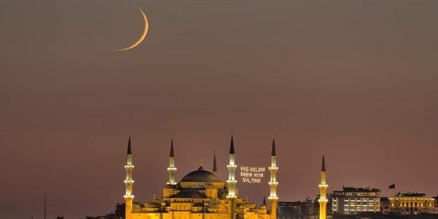 <p><strong>'O İŞİTENDİR, BİLENDİR'</strong></p>
<p>Bazı vakitlerde yapılan çalışmalara, normal zamanların birkaç kat�� ücret takdir edilir. Bazı özel zamanlarda ikrâmiye verilir. Bazen genel af ilân edilir ve çok büyük suçlar dahi affedilir. Rabbimiz de sene içinde Ramazan'ı, Ramazan içinde Kadir Gecesi'ni, hafta içinde cuma gününü, cuma gününde duâların kabul edildiği icâbet anını, gün içinde seher vaktini ve namaz vakitlerinin ilk anlarını kıymetli kılmıştır. Bu vakitlerde yapılan ibadetler daha makbul ve daha değerlidir. Dua ve tevbeler kabul edilir. Bu zamanların en kıymetlisi de hiç şüphesiz Kadir Gecesi'dir. Cenâb-ı Hak şöyle buyurur: "Hâ. Mîm. Apaçık olan Kitab'a andolsun ki, biz onu (Kur'ân'ı) mübarek bir gecede indirdik. Çünkü Biz haktan yüzçevirenleri uyarırız. Katımızdan bir emirle her hikmetli işe o gecede hükmedilir. Çünkü Biz, Rabbinin bir rahmeti olarak peygamberler göndermekteyiz. O işitendir, bilendir" (ed-Duhân, 1-6). İslam alimleri bu ayetlerde belirtilen gecenin Kadir Gecesi olduğunu ifade etmişlerdir.</p>