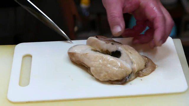 <p>Daha sonra et, parçalara ayrılıyor, etin bir kısmı haşlanıp diğer kısmı ise çiğ olarak doğranıyor. </p>
<p> </p>
