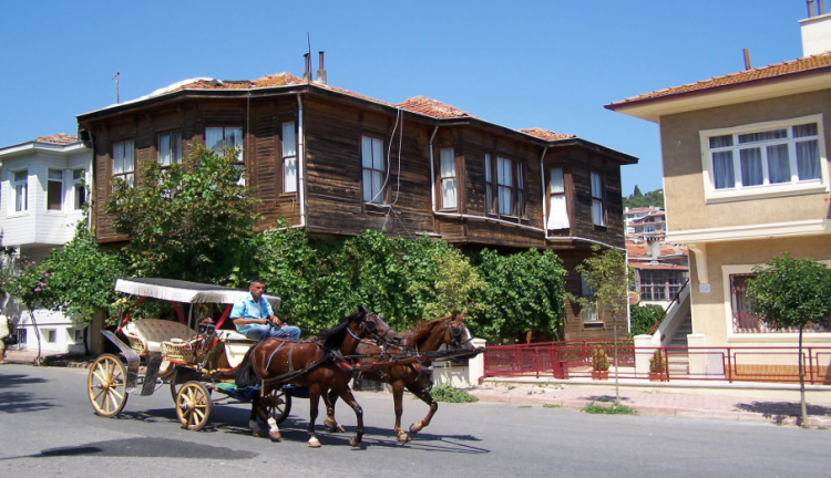 <p><strong>ADALAR</strong></p>

<p>Heybeli Ada, Büyük Ada, Kınalı Ada ve Burgaz Ada'yı gezerek ailece keyifli bir gün geçirebilirsiniz.</p>
