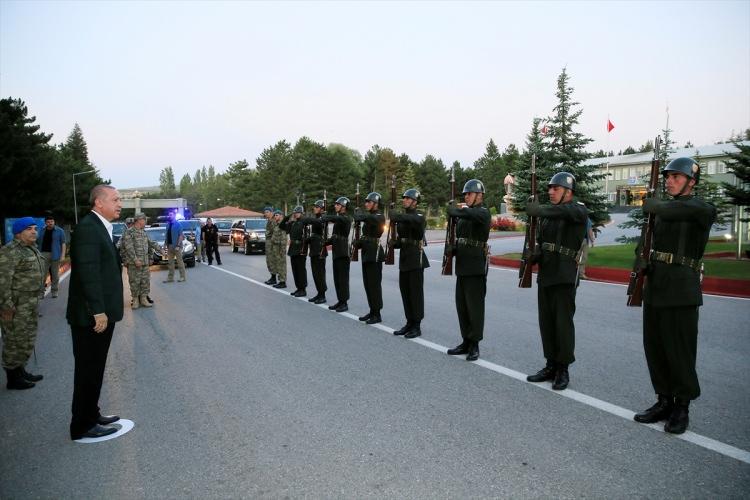 <p>Cumhurbaşkanı Recep Tayyip Erdoğan, Kayseri 1. Komando Tugay Komutanlığı'nda şehit aileleri ve askerlerle iftarda bir araya geldi. </p>
