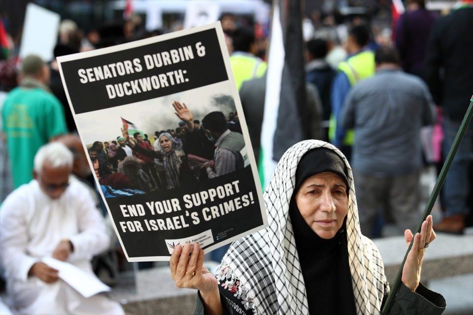 <p> İsrail Başkonsolosluğu önünde toplanan yaklaşık 300 kişi slogan atarak İsrail'i protesto etti. Filistin bayraklarının yanı sıra görev yaptığı sırada şehit edilen Gazze'nin gönüllü hemşiresi Rezzan en-Neccar ve saldırılarda şehit olanların fotoğrafları taşındı.</p>
