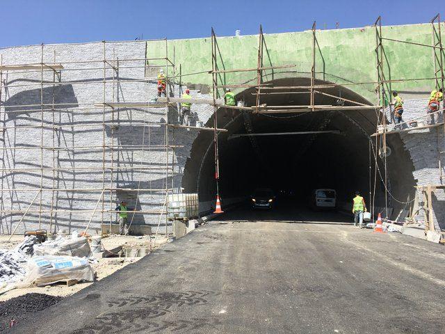 <p>Başbakan Binali Yıldırım'ın, İzmir'deki 35 projesinden birisi olan Sabuncubeli Tünelleri'nde sona gelindi. </p>

