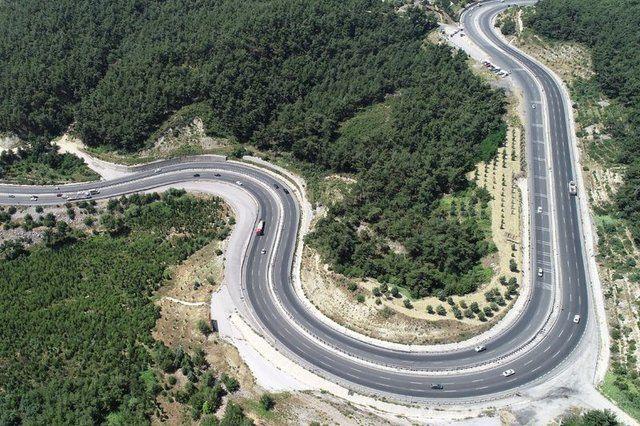 <p>Başbakan Binali Yıldırım'ın Ulaştırma Bakanlığı döneminde, 2011 yılında İzmir'den milletvekili adayı olduğu sırada sırada açıkladığı 35 proje arasında, Sabuncubeli Tünelleri de yer aldı. </p>

