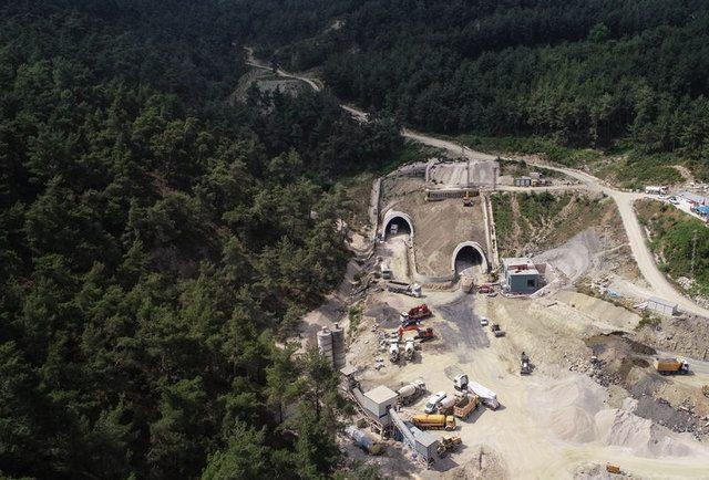 <p>Projedeki 4 bin 70 metre uzunluğundaki iki tünel ile 2 bin 530 metrelik bağlantı yolları tamamlandı.</p>