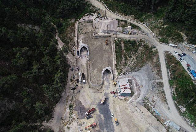 <p><strong>SABUNCUBELİ GEÇİDİ</strong></p>

<p>Manisa ve İzmir'i Spil Dağı ve Yamanlar Dağı arasından birbirine bağlayan Sabuncubeli'nin en yüksek noktası 685 metre rakıma sahip.</p>
