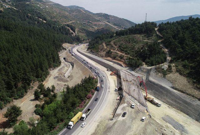 <p>Ünlü Türk gezgin Evliya Çelebi'nin seyahatnamesinin 9. cildinde "korkunç" olarak bahsedilen Sabuncubeli Geçidi, İzmir'in kuzeydoğu yönünde şehirsel gelişiminin doğal uç sınırını oluşturuyor.</p>