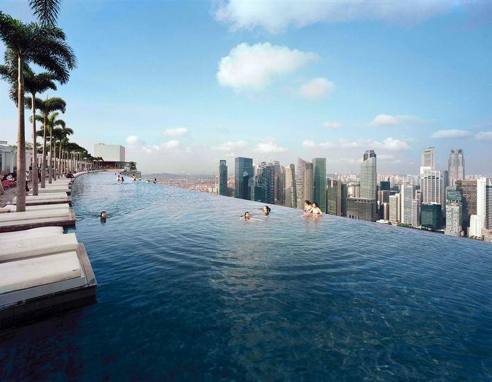 <p><strong>Marina Bay, Singapur</strong></p>

<p>Singapur'un en yüksek noktasında gökdelenlerin çatılarına bakarak yüzmek isterseniz, Marina Bay otelinin havuzu tam size göre... Otelin en üst katındaki havuzda hem suyun tadını çıkarıp hem de Singapur'un manzarasını izleyebilirsiniz. </p>
