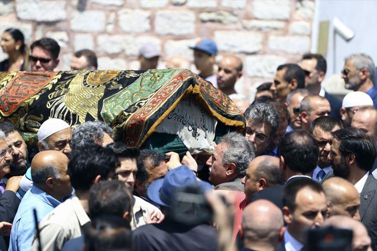 <p>Demirören Holding Kurucusu ve Yönetim Kurulu Başkanı Erdoğan Demirören için Fatih Camisi’nde öğle namazına müteakip düzenlenen cenaze törenin ardından defnedilmek üzere Zincirlikuyu Mezarlığı'na götürüldü.</p>
