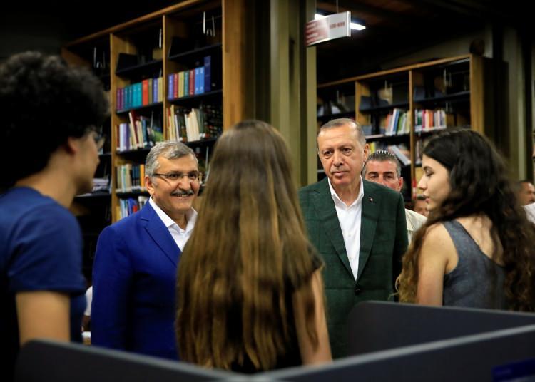 <p>Cumhurbaşkanı Recep Tayyip Erdoğan, İstanbul'da Zeytinburnu Şehir Kütüphanesini ziyaret ederek öğrencilerle sohbet etti.</p>
