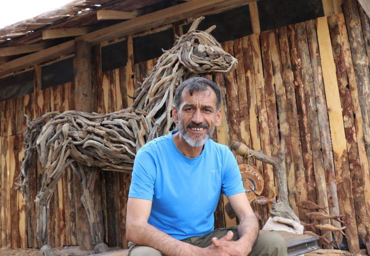 <p>Burdur'da 7 yıl önce şoförlüğünü de yaptığı tırını satıp hobi olarak uğraştığı heykeltıraşlığı meslek edinen Durul Bakan, deniz kenarı ve kanyonlardan topladığı odun parçalarıyla heykeller yapıyor.</p>
