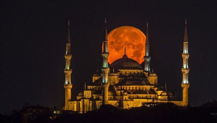 <p><strong>KADİR GECESİ'Nİ NASIL DEĞERLENDİRELİM?</strong></p>

<p>PEYGAMBER Efendimiz, Ramazan'ın son on gününde ise kendisini daha fazla ibâdete verirdi. Bu günlerde geceyi değerlendirir, âilesini uyandırırdı. (Buhârî, Leyletü'l-Kadr, 5) Ümmetini de buna teşvik ederek şöyle buyururdu: "Kadir Gecesi'ni, fazîlet ve kudsiyetine inanarak ve sevâbını yalnız Allâh'tan bekleyerek ibâdetle geçiren kimsenin geçmiş günâhları bağışlanır." (Buhârî, Îmân 25-35) Kadir Gecesi'ni; namaz kılmak, Kur'an okumak, tevbe, istiğfar ve dua ile meşgul olmak, Allah'ı zikretmek, Peygamberimiz'e salavât getirmek ve tefekkürde bulunmak gibi ibadetlerle değerlendirebiliriz. Üzerinde namaz borcu olanların nafile namaz kılmadan önce hiç değilse beş vakit kaza namazı kılmaları daha faziletlidir. Bunlara ilâveten, gönül almak, infak ve yardımda bulunmak gibi her türlü sâlih amellerle, Kadir Gecesi'nin gündüzünü de değerlendirmek güzel bir davranıştır..</p>
