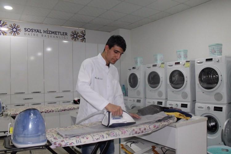 <p>Öğrencilerimizin çamaşırları ücretsiz yıkanıyor ütülenerek teslim ediliyor</p>