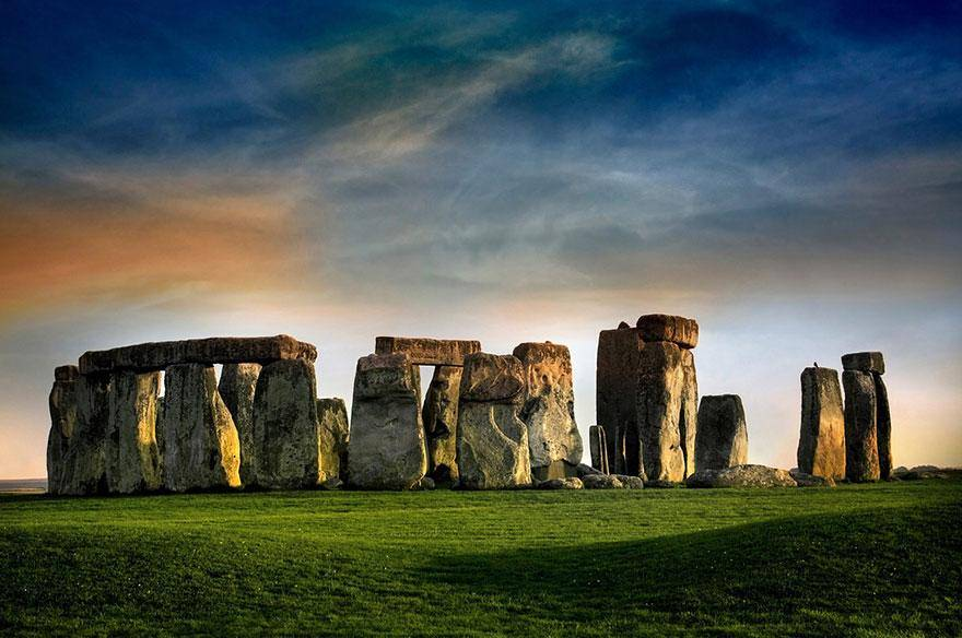 <p>İngiltere'nin Amesbury bölgesinde bulunan Stonehenge, turistler tarafından sıklıkla ziyaret ediliyor.</p>
