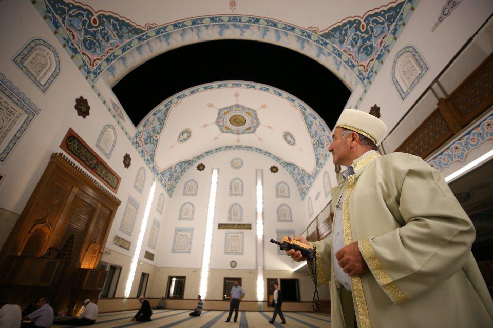 <p>Son yıllarda ramazan ayı yaz mevsimine denk geliyor. Geçmiş dönemlerdeki görev yerlerimde ramazanın ilk 10 gününden sonra teravih namazlarında cami cemaatinde azalmalar oluyordu. Burada ise azalmadan ziyade gün geçtikçe artıyor hatta Bursa dışından bile burada ibadet yapmak için gelenler oluyor." diye konuştu.</p>