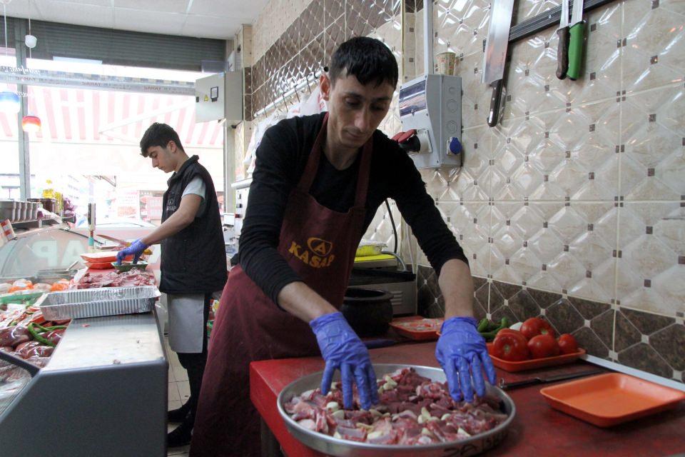 <p>Kasaplara saatler öncesinden gelen müşteriler tarafından hazırlatılan ''fırın ağzı", taş fırınların ağzına yakın kısmında pişirildiği için bu isimle anılıyor.</p>