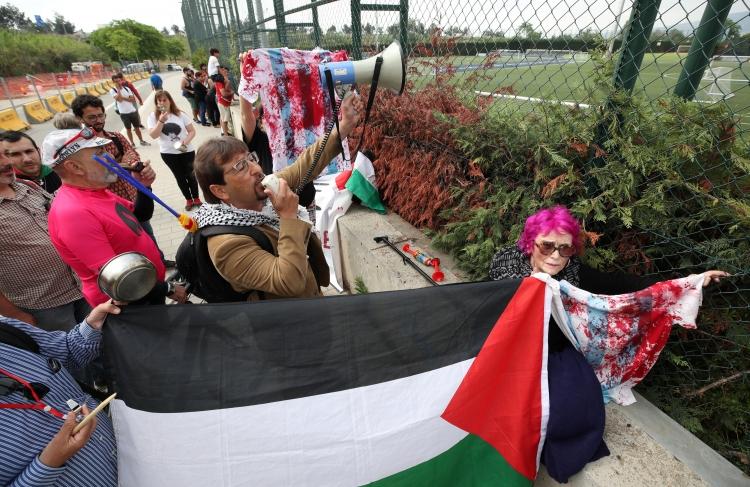 <p>Taraftarlar aynı zamanda Filistin bayrağı da açtı.</p>
