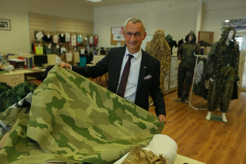 <p><strong>Vücut ısısını kontrollü dağıtarak termal kameralara yakalanmıyor</strong></p>
<p>İnsan, tank ya da mühimmatlarda oluşan ısıyı renk kontrastına neden olmayacak şekilde yayarak dağıtabilen kumaşın bu özelliğiyle de termal kameralara karşı koruma sağladığını ifade eden Ünlütürk, kumaşın komuta merkezi ve mühimmatın saklanması için kullanılmaya başlandığını dile getirdi.</p>