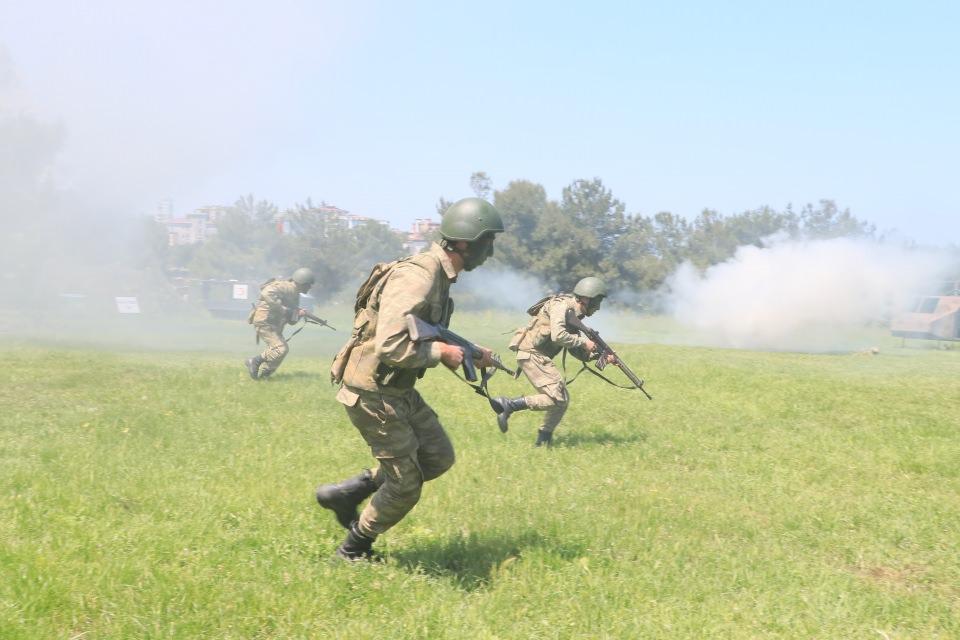 <p>Cumhuriyetin ilk yıllarından bu yana Türk ordusuna sağlık personeli yetiştiren Sahra Sıhhiye Okulu ve Eğitim Merkezi Komutanlığında eğitim gören askerlerin bir bölümü, çatışma anında "komando", yaralanan silah arkadaşlarına müdahale ederken de "doktor" oluyor.</p>
<p> </p>