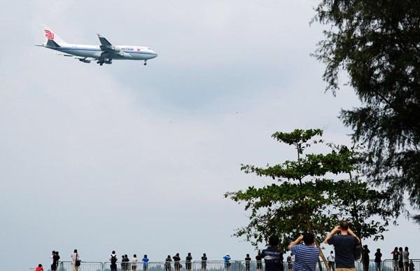 <p>Reuters haber ajansı, Changi Havalimanı'na inen Air China 747 sefer sayılı uçağın fotoğraflarını geçti. Reuters'ın karelerinden birinde, havalimanı çevresindeki herkesin uçağın fotoğrafını çektiği görülüyor.</p>

<p> </p>
